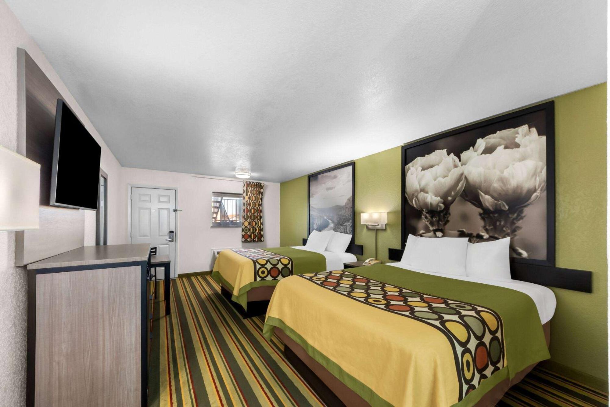 Super 8 By Wyndham Pleasanton Motel Exterior photo