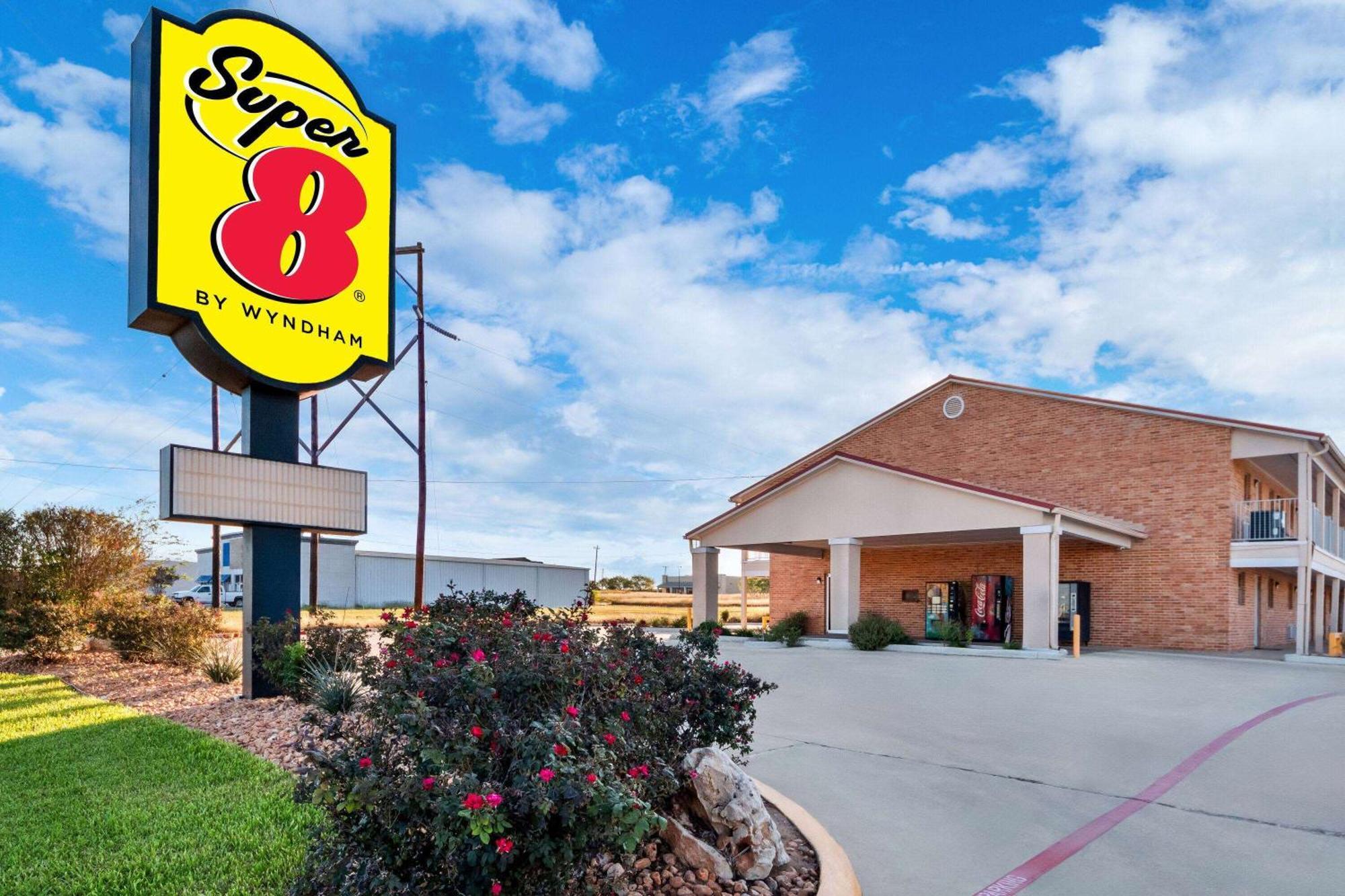 Super 8 By Wyndham Pleasanton Motel Exterior photo