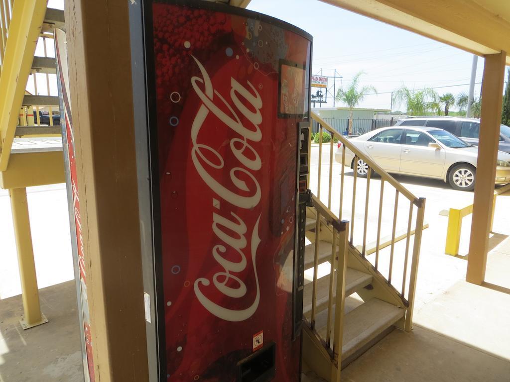 Super 8 By Wyndham Pleasanton Motel Exterior photo